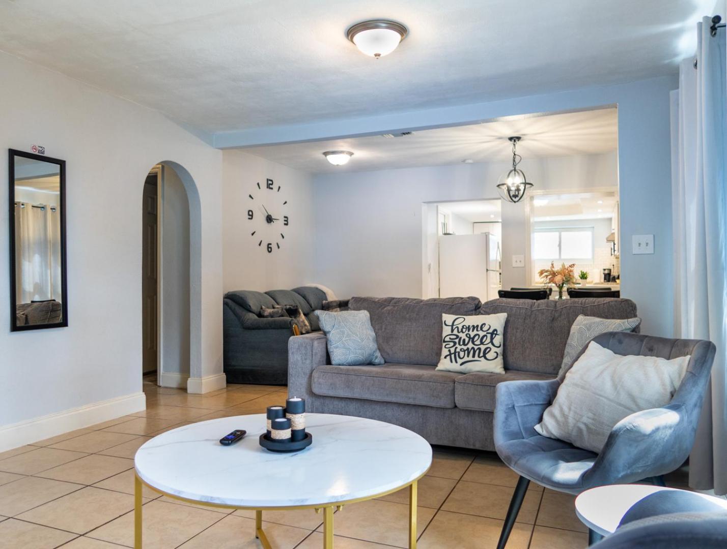 Cozy Home Near Busch Gardens Adventure Island And Usf タンパ エクステリア 写真